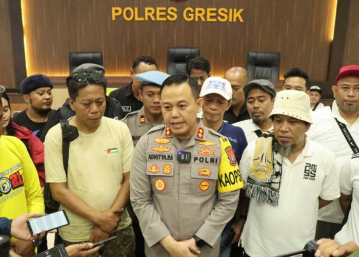 Ricuh di Gelora Joko Samudro: Insiden Lemparan Batu Dibalas Gas Air Mata, Polisi bukan Musuh Suporter