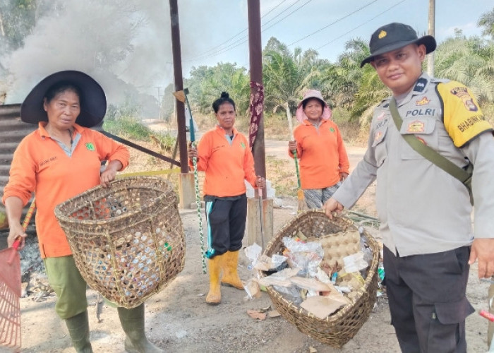 Pengelolaan Bank Sampah di Macang Sakti Terus Dipantau Bhabinkamtibmas Polsek Sanga Desa