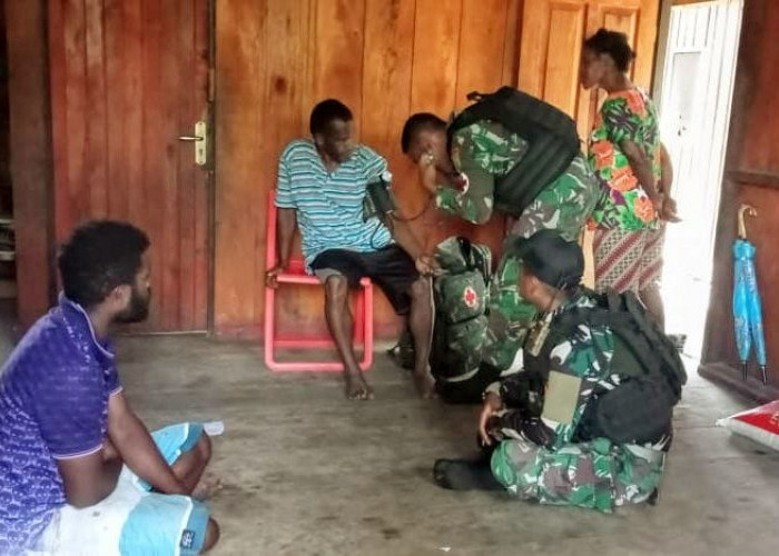 Beri Layanan Kesehatan Ala Yonif Raider 142/KJ Bagi Warga Papua 