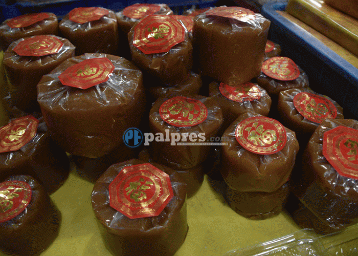Kue Keranjang adalaha makanan khas Imlek, Toko Acun menjual Kue ini mulai dari Rp. 20.000-Rp.50.000 untuk yang di dalam kotak isi 2 dengan harga Rp. 60.000. Foto : Alhadi Farid/Palpres.Com
