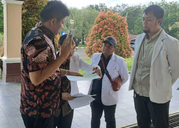 Gugat Kebijakan Kadinkes, Puluhan Dokter OKU Timur Kepung Kantor Bupati
