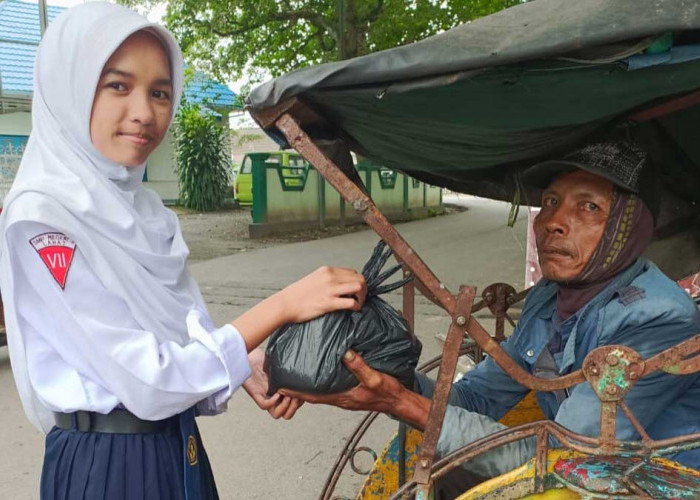 Masya Allah! Turun ke Jalan, Dewan Guru dan Siswa SMPN 3 Lahat Tebar Kebaikan