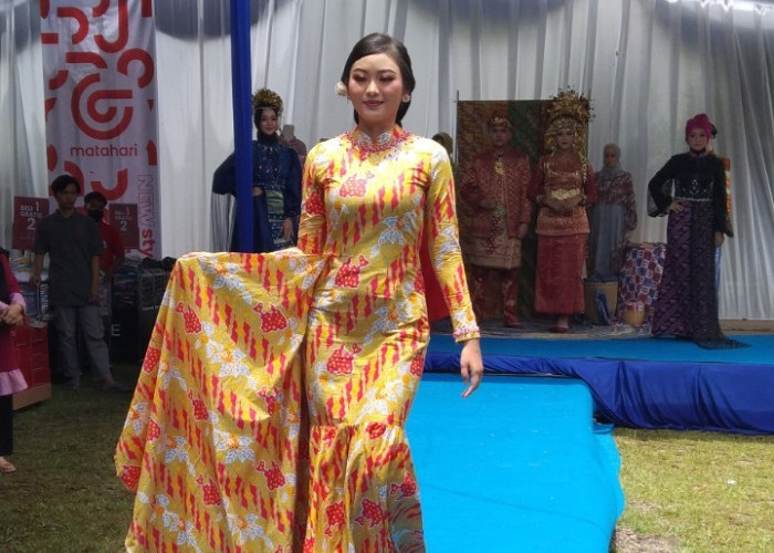 KEREN! Lewat Fashion Show Kenalkan Pakaian Bermotif Ciri Khas Kabupaten Lahat