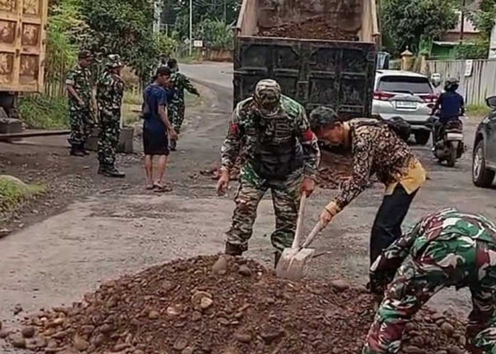 Amankan Jalur Mudik Lebaran 2026, Koramil Merapi Inisiatif Timbun Lubang di Jalinsum Lahat