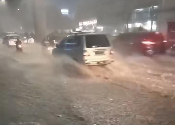 Palembang Hujan Deras, Jalan Kolonel H Burlian Macet Parah 
