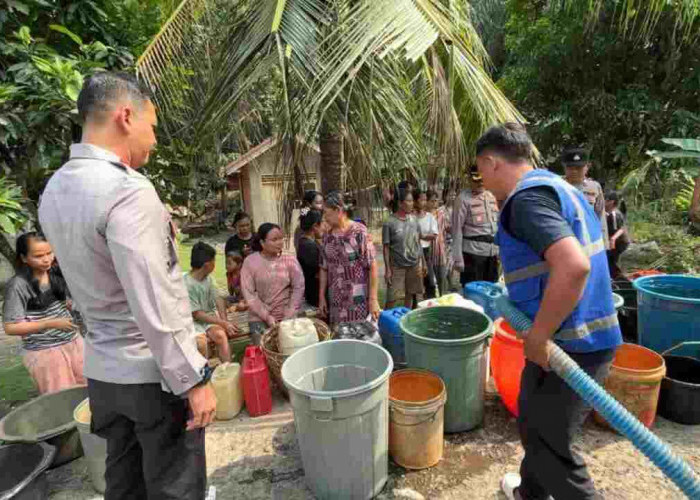 Kemarau Bikin Sumber Air Mengering, Polres Empat Lawang Turun Tangan Kirim Bantuan