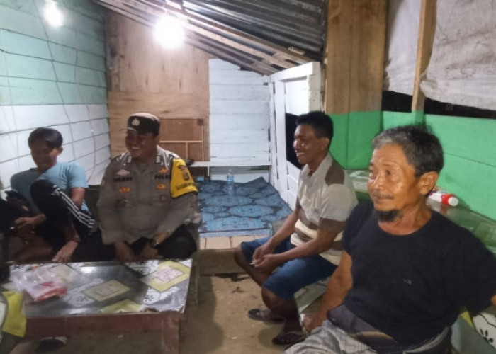 Siskamling di Desa Karang Makmur Aktif, Bhabinkamtibmas Polsek Lalan Sambangi Warga