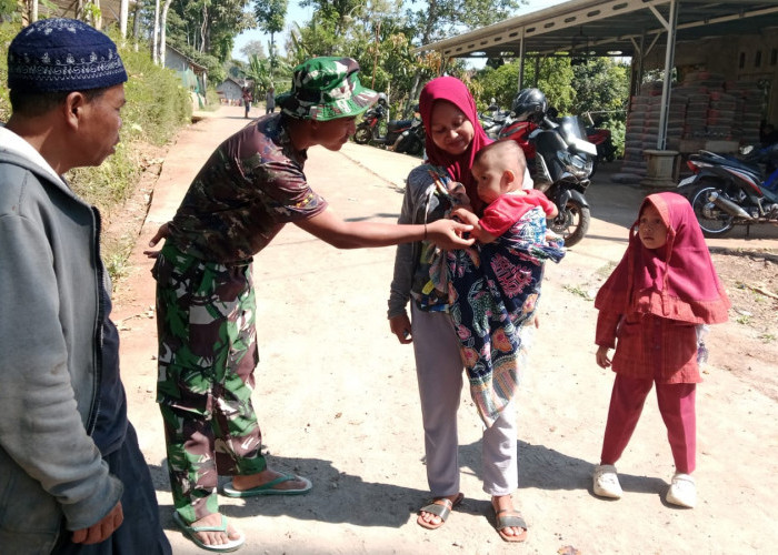 Sentuhan Lembut Berbaju Loreng: Momen Hangat Prajurit TNI dan Bayi di TMMD Tengaran Bikin Netizen Meleleh!