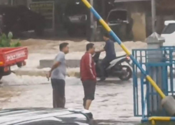 Hujan Deras 2 Jam Picu Banjir, Jalanan di Palembang Macet Panjang