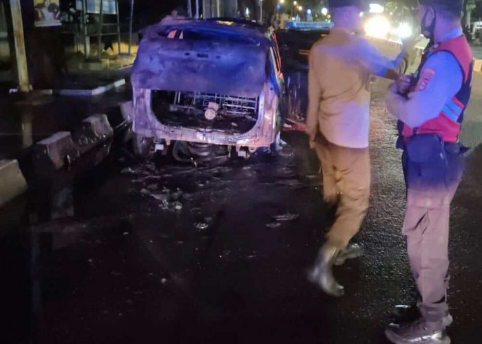Korsleting Listrik, Mobil Avanza Terbakar di Depan SPBU Alex Noerdin Palembang