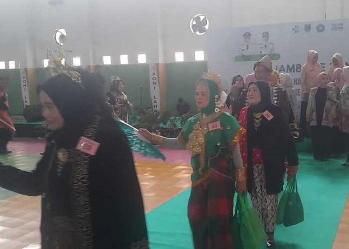 Bak Model Profesional, Puluhan Lansia di Lahat Tampil Penuh Percaya Diri di Atas Catwalk Peringati HLUN ke-30