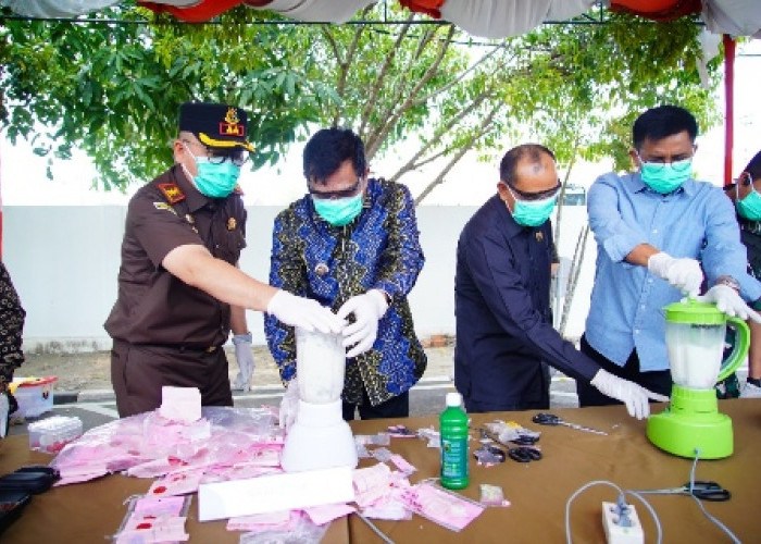 Kejari Muba Musnahkan Barang Bukti dari 141 Perkara Inkrah, Ada Sabu hingga Senjata Tajam dan Api