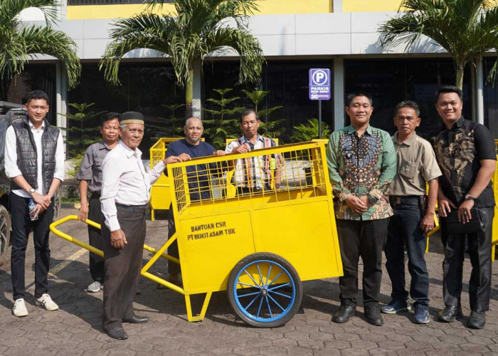 Dukung Kebersihan Lingkungan, PTBA Serahkan 9 Unit Gerobak Sampah untuk Warga Ring 1 Kertapati