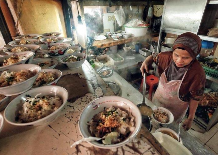 2 Pilihan Warung Makan Soto di Palembang yang Sudah Ada Puluhan Tahun, Cocok Buat Makan Siang Bersama Keluarga