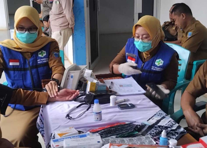 Luar Biasa! Nakes Puskesmas Mulak Sebingkai Tetap Gercep Layani Cek Kesehatan Gratis Meski Sedang Puasa