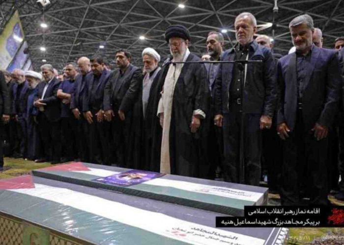 Ali Khamenei Pimpin Salat Jenazah Ismail Haniyeh, Hamas Kibarkan Bendera Jihad