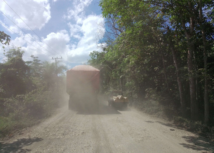 Angkutan Batu Bara Buat Aspal Jalan di Kecamatan Nibung Terkikis