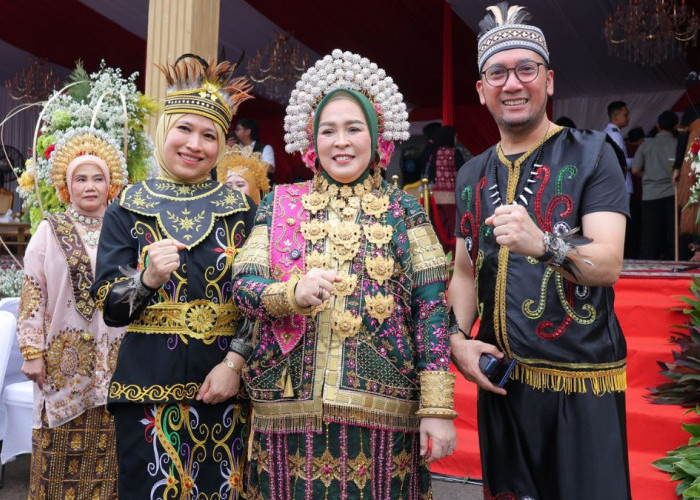 Harmoni Kebudayaan di Jakabaring: Anggunnya Istri Wali Kota Palembang dalam Balutan Balutan Aesan Gede
