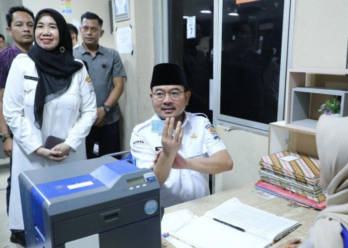 Proses Cepat! Wawako Palembang Pastikan Penggantian KTP Rusak Hanya 10 Menit