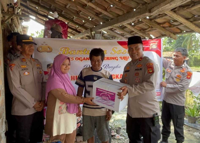 Sasar Lansia dan Warga Kurang Mampu, Kabag Ops Polres OKU Timur Pimpin Langsung Pembagian Bansos