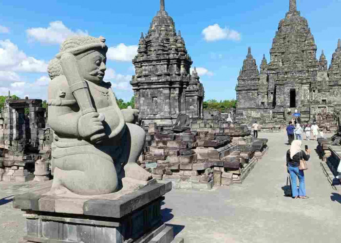 Menelusuri Candi Sewu: Dari Arca Penjaga hingga Arsitektur Mandala