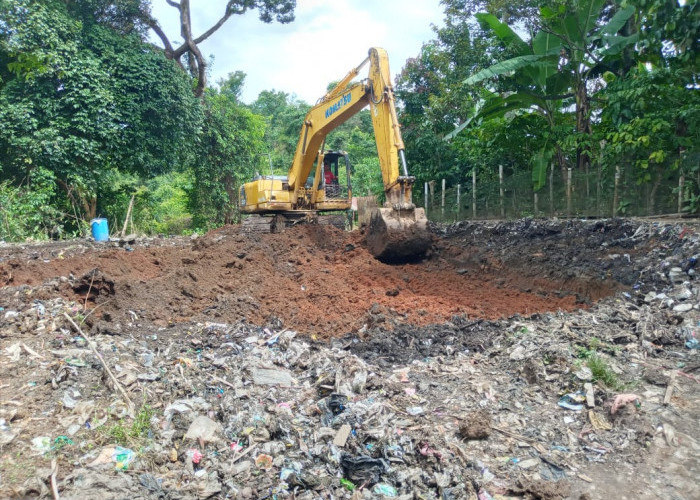 Buka Akses Jalan, Lokasi Sisa Sampah Diratakan Excavator