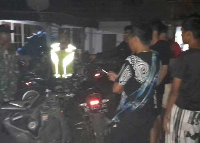 Babinsa Koramil 405-08/Jarai Turun Langsung Patroli Keliling Pakai Motor di Pajar Bulan Lahat