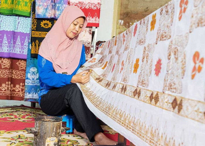 Mitra Binaan PT Bukit Asam Peroleh Hak Cipta Motif Batik Kujur dan Songket Behembang Lingge khas Tanjung Enim