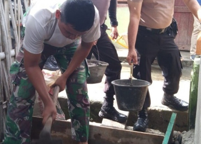 Kapolsek Pulau Pinang dan Anggota Bantu Kerjakan Bangunan TMMD ke 115