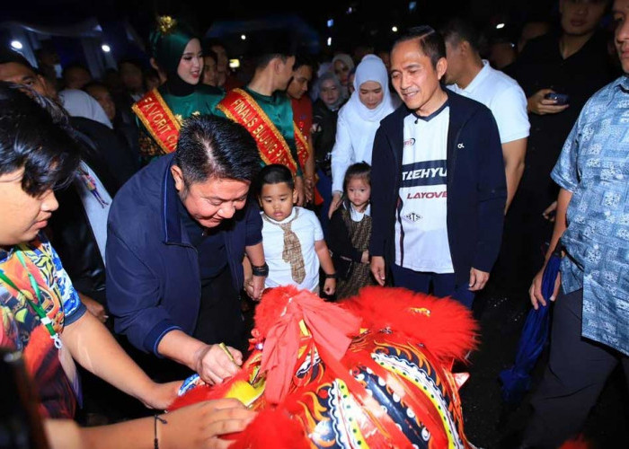Momen Seru Warga Palembang di Car Free Night Atmo, Herman Deru: Ekonomi Harus Bergerak