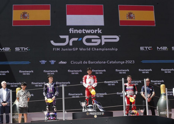 Pebalap Astra Honda Fadillah Arbi Kibarkan Merah Putih dari Podium Tertinggi FIM JuniorGP Barcelona