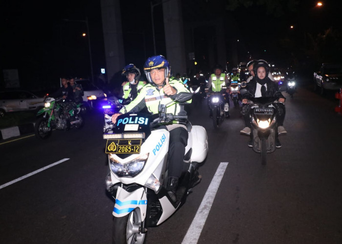 Gunakan Sepeda Motor, Irjen Rudi Setiawan Pantau Pergantian Tahun Baru di Sejumlah Titik di Palembang