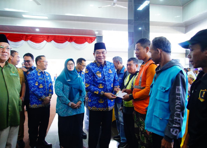 Bupati Muba Berikan THR Bagi Kaum Dhuafa, Tukang Ojek, Pemulung Hingga Juru Parkir