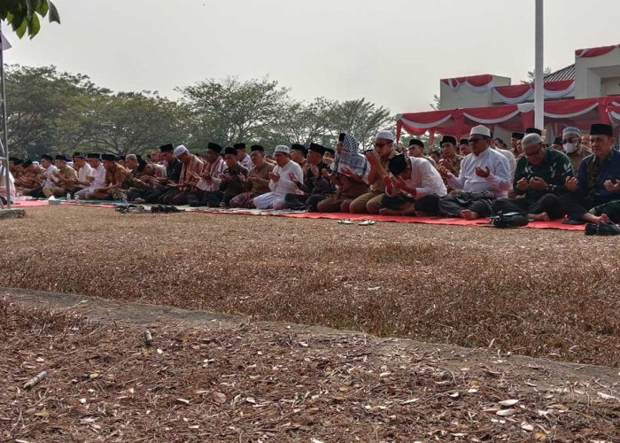Khusyuk Berdoa di Bawah Teriknya Matahari: Bupati Ogan Ilir Bersama Para Pejabat Gelar Shalat Istisqo