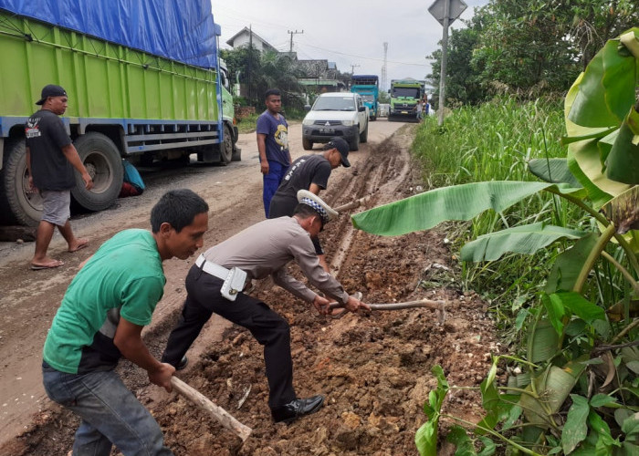 Truk Fuso Patah As di Jalintim Palembang-Jambi, Satlantas Muba Turun Tangan