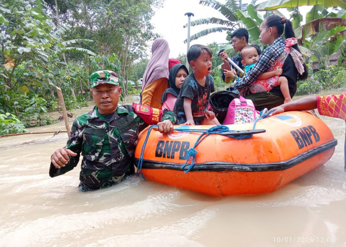 Banjir di Mesuji dan Lempuing OKI: Personel Kodim 0402/OKI Bantu Evakuasi Warga