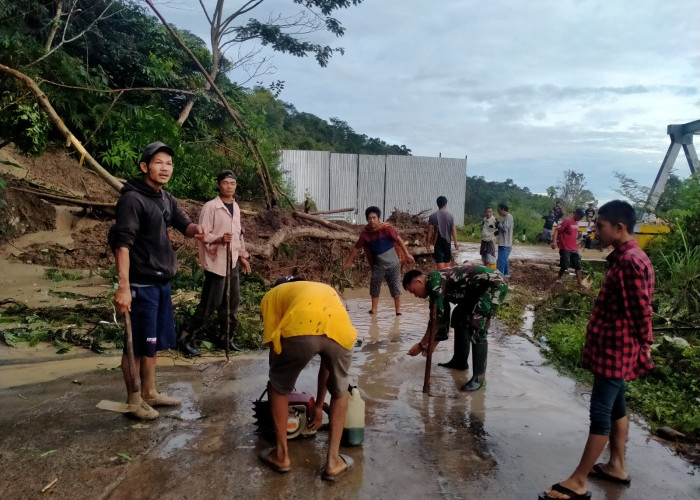 Longsoran Tanah Timbun Jalan Lintas Provinsi Lahat-Semendo, 5 Desa di Kecamatan Mulak Ulu Terisolir