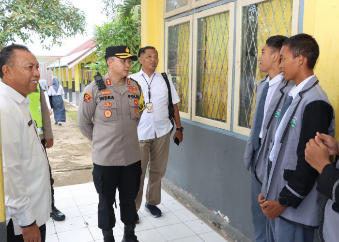 Kunjungi Sekolah dan Pesantren, Kapolres Lubuklinggau AKBP Indra Arya Yudha Ingatkan Bahaya Bullyng