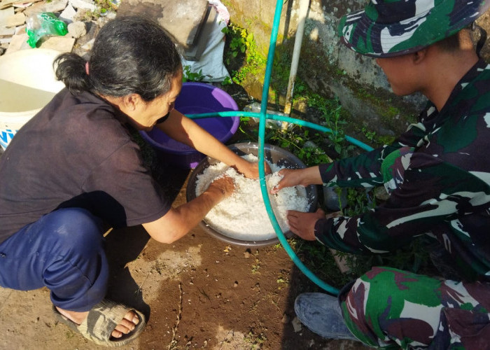 Plot Twist! Garang di Lapangan, Intip Aksi Humanis Anggota TNI Ikut Emak-Emak Cukil Cuci Beras di Dapur