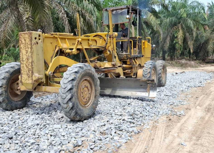 Gak Pakai Lama! Jalan Rusak Parah Menuju Muara Bahar Akhirnya Mulus Kembali Lewat Aksi Satset Ini