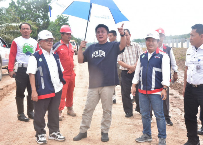 Saking Seriusnya, Kepala Daerah Ini Nekat Lewati Medan Sulit Pantau Progress Pembangunan Tol Kapal Betung