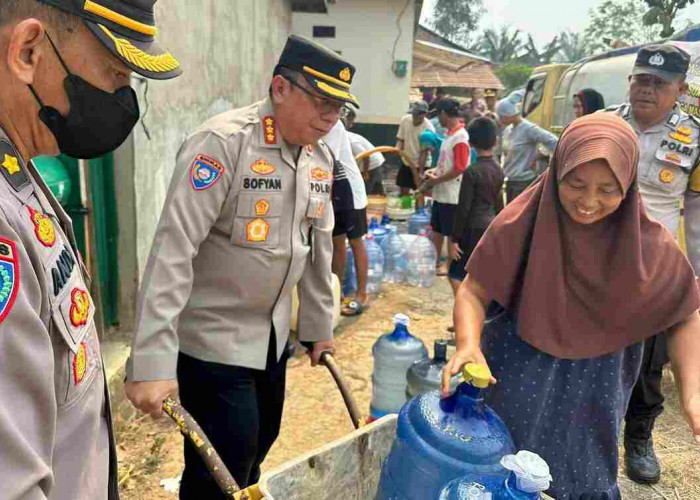 GRATIS! Polda Sumsel Bagi-bagi Air Bersih di Kecamatan Sukarami Palembang