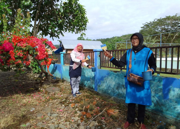 Guru SDN 6 Pulau Pinang Ikut Mengecat Pagar Sekolah