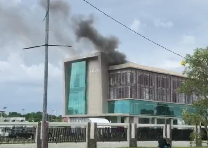 Gudang Penyimpanan Alat Kelistrikan Kantor Rektorat Poltekpar Terbakar
