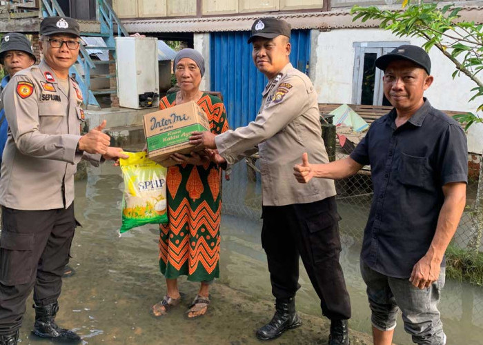 Aksi Cepat! Polres Ogan Ilir Terjang Banjir Demi Salurkan Bantuan di Rambang Kuang