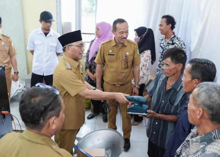 Hari UMKM Nasional, Pj Bupati Apriyadi Serahkan Bantuan Ini kepada 70 UMKM