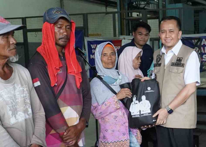 Ratusan Loper Koran di Palembang Dapat Paket Sembako dari Pj Gubernur Sumsel Agus Fatoni   