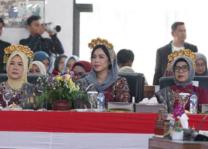 Bikin Terpukau! Rahasia Anggunnya Ibu Bupati Ogan Ilir Acara HUT, Pakai Aksesori Kuningan Khas Tanjung Batu