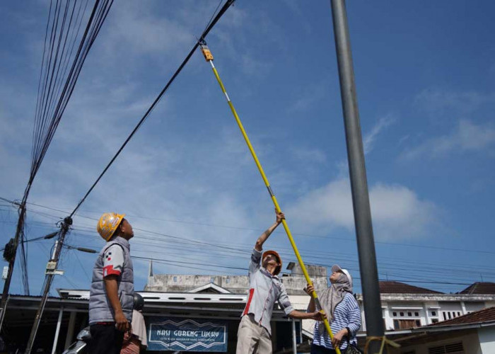 Bandel Banget! Sudah Dirapikan Pemkab OKI, Provider Nakal Malah Pasang Lagi Kabel Semrawut di Kayuagung