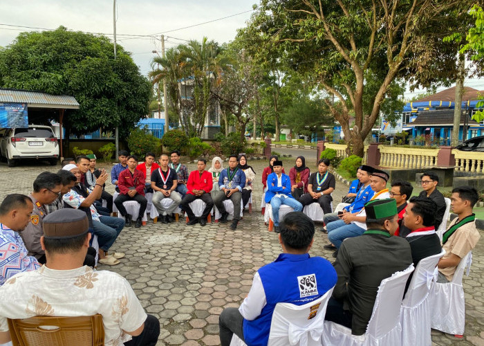 Ramadan Penuh Berkah, Polisi dan OKP Cipayung Plus Berbagi Takjil di Jalanan Lubuklinggau
